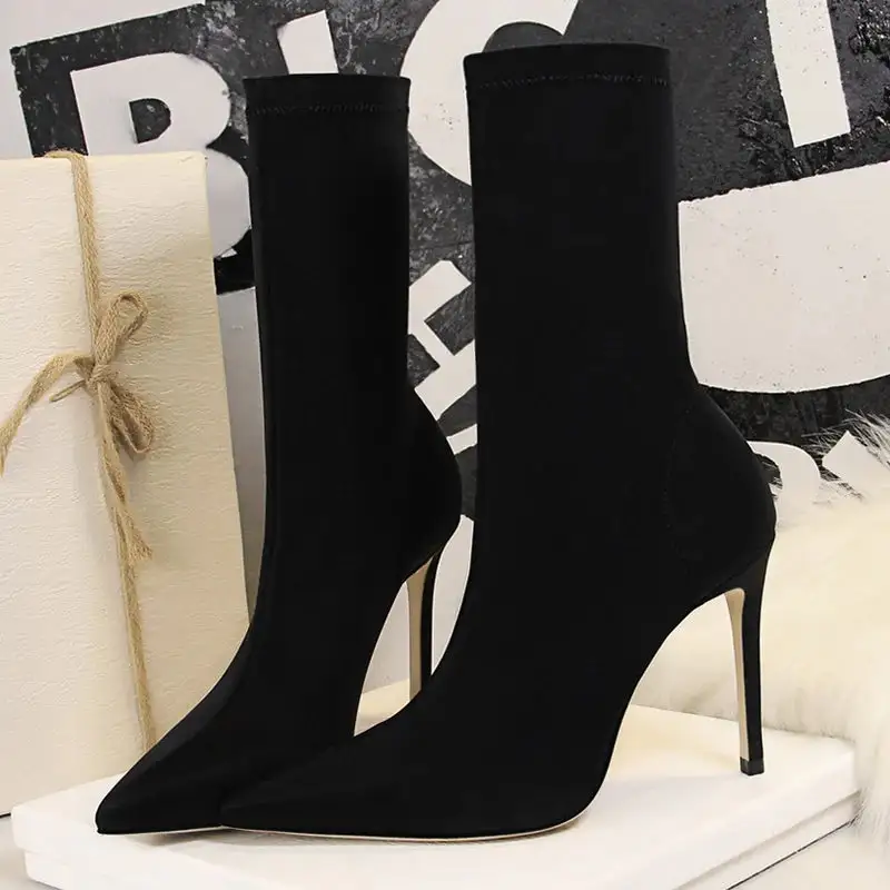 Contemporary Pointed-Toe Classic Pumps