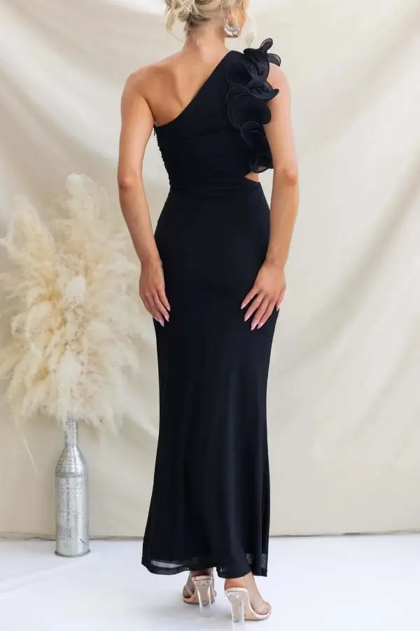 Sophisticated Sleeveless And Flowing Maxi Skirt