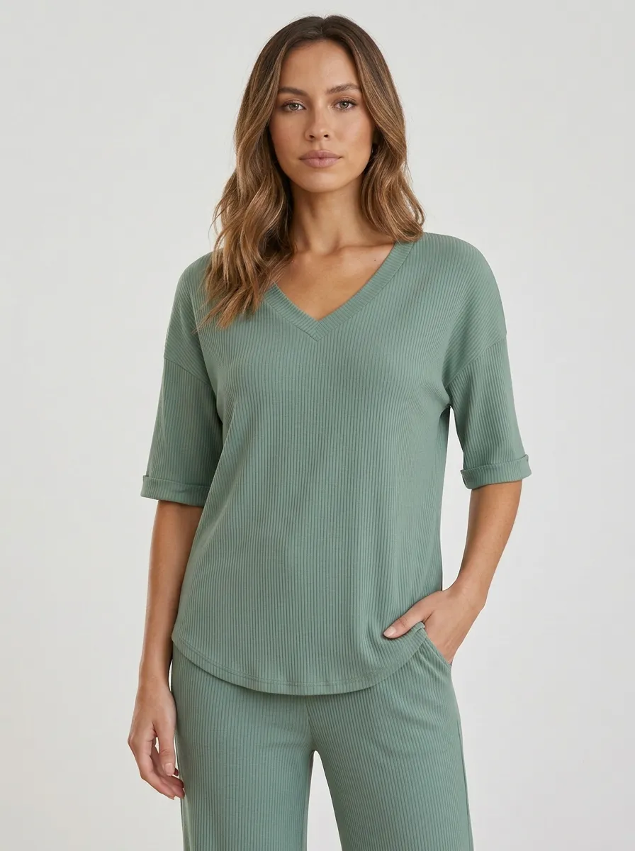 Easy-Wear Pocket Women's V-Neck Shirt
