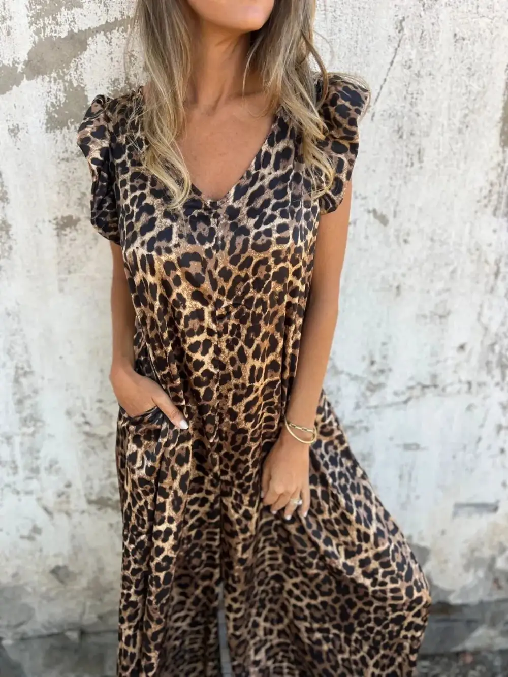 Plus Size V Neck Cap Sleeve Accessory
