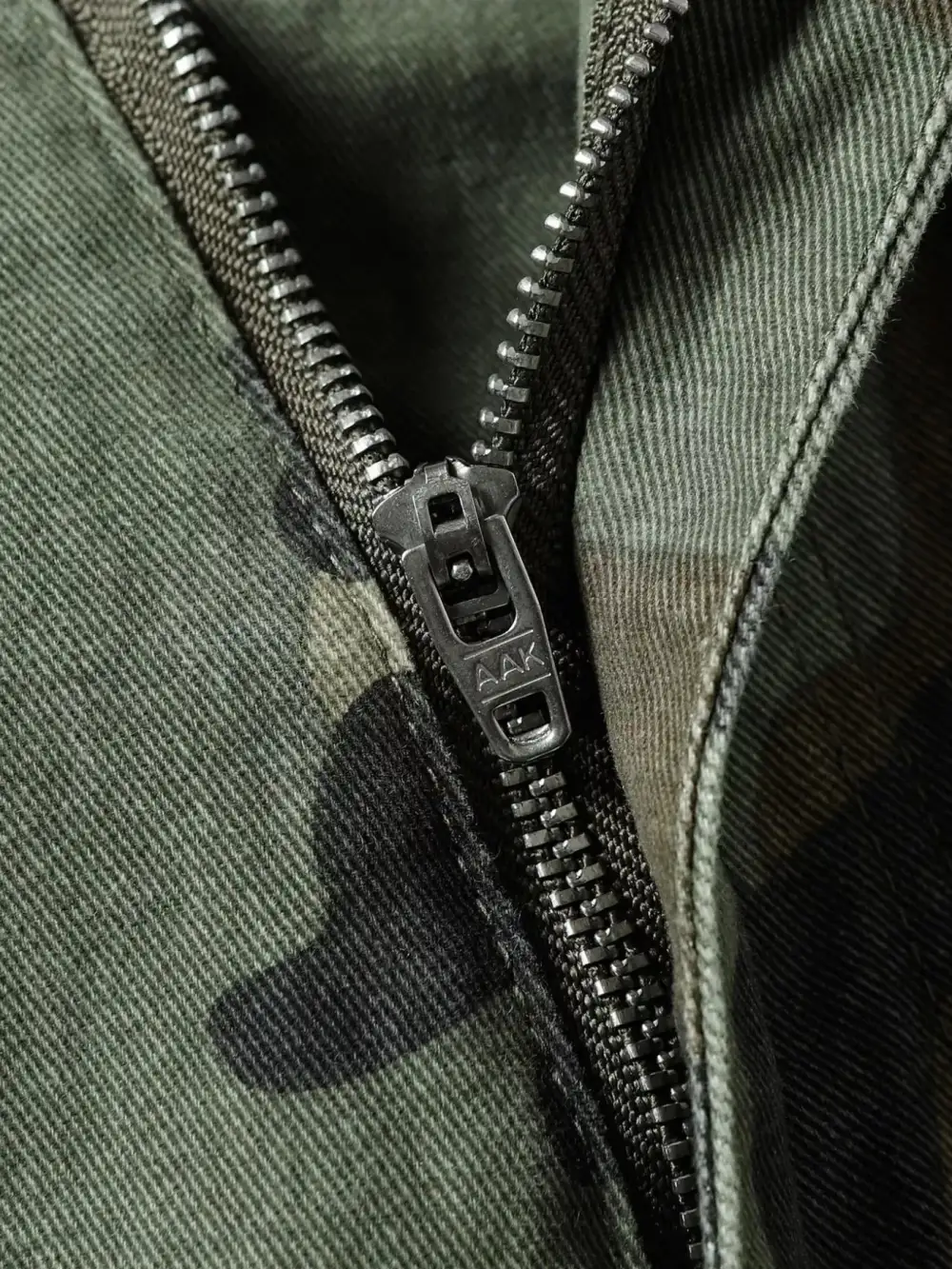 Textured Men's Camouflage Cargo Pants