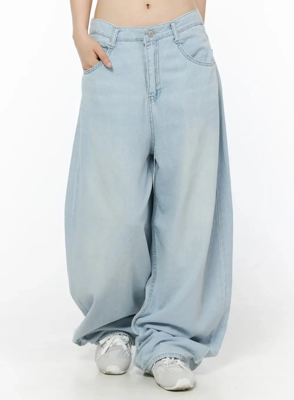 Loose Fit Light-Washed Jeans