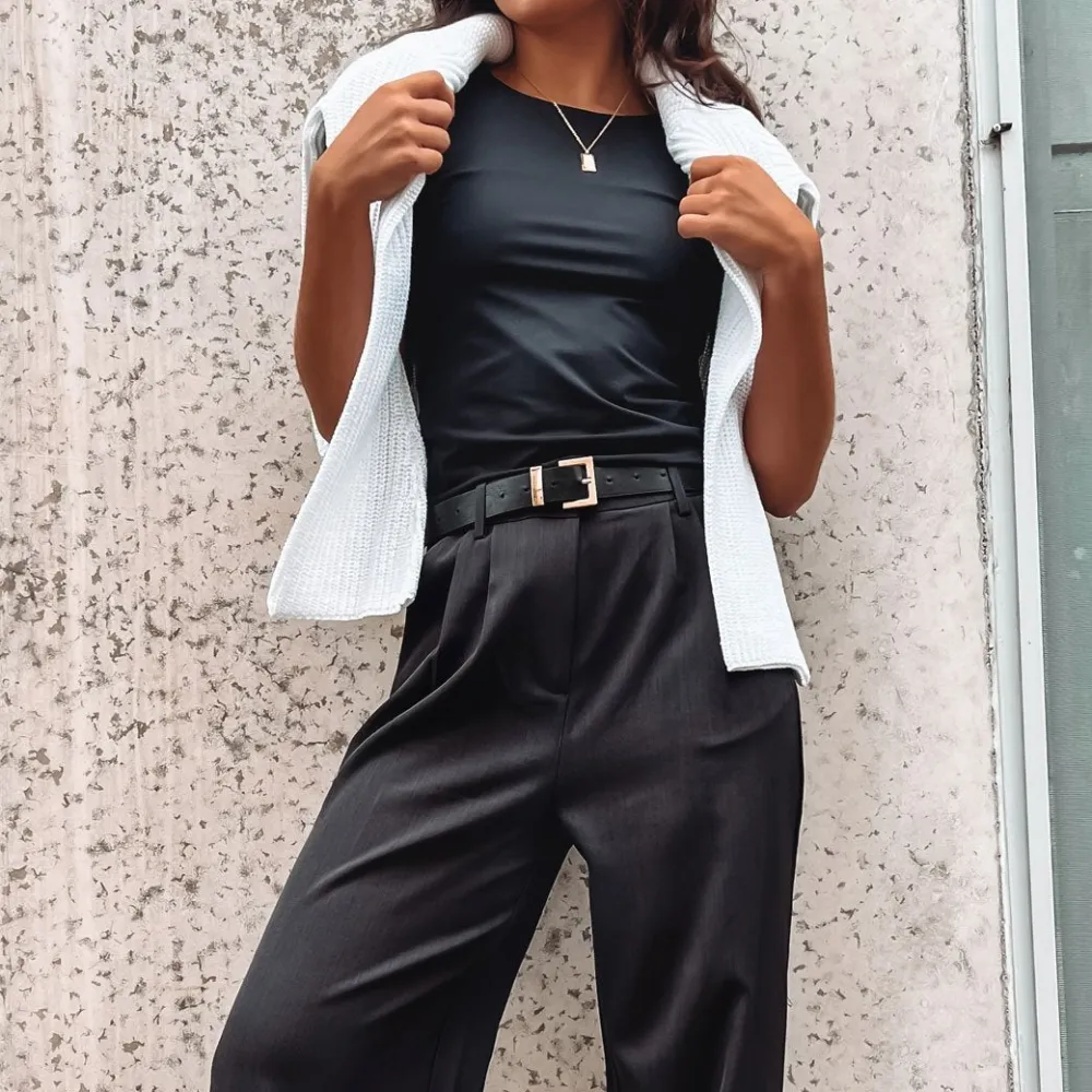 Fitted Essential Silhouette Casual Tee