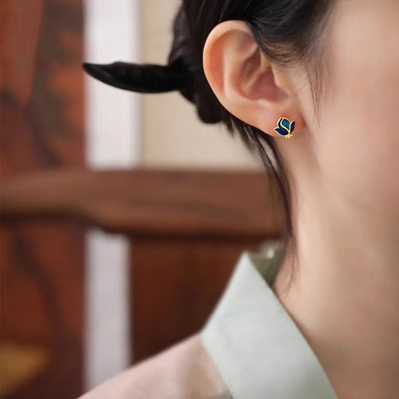💙 A little flower, a lot of elegance.  These delicate blue floral stud earrings bring a beautiful pop of color to any look. The rich blue petals and elegant gold-tone detailing create a timeless style that feels special without being overdone.
