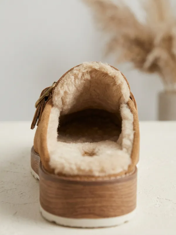 Women's Rugged Faux Fur Lined Buckle Detail Winter Suede Wood Sole Loafers