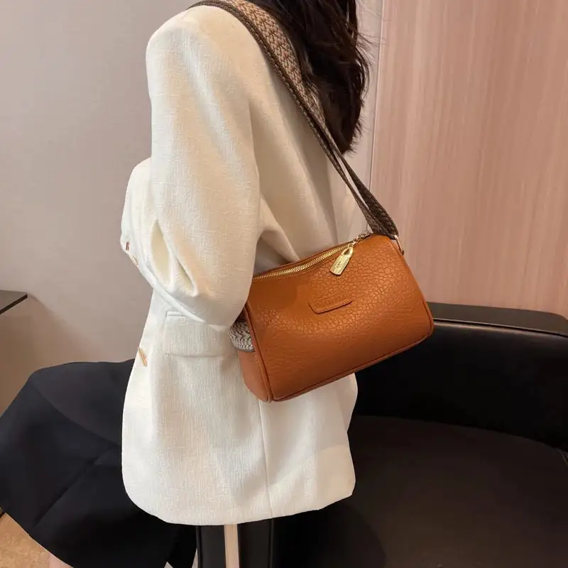 Timeless Heritage: Minimalist Tailored Retro Leather Handbag