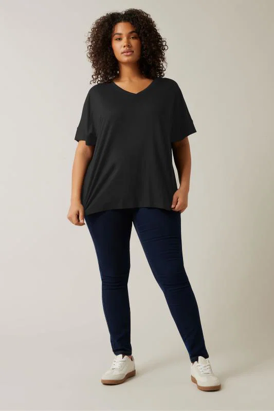 ESSENTIAL 2 PACK Curve White & Black V-Neck Modal Rich T-Shirts detail 3
