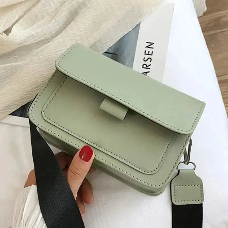 Modern Texture: Alligator-Embossed PU Chain-Link Messenger