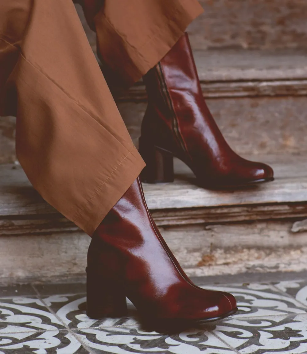 Square-Toe Distressed Heritage Everyday Boots