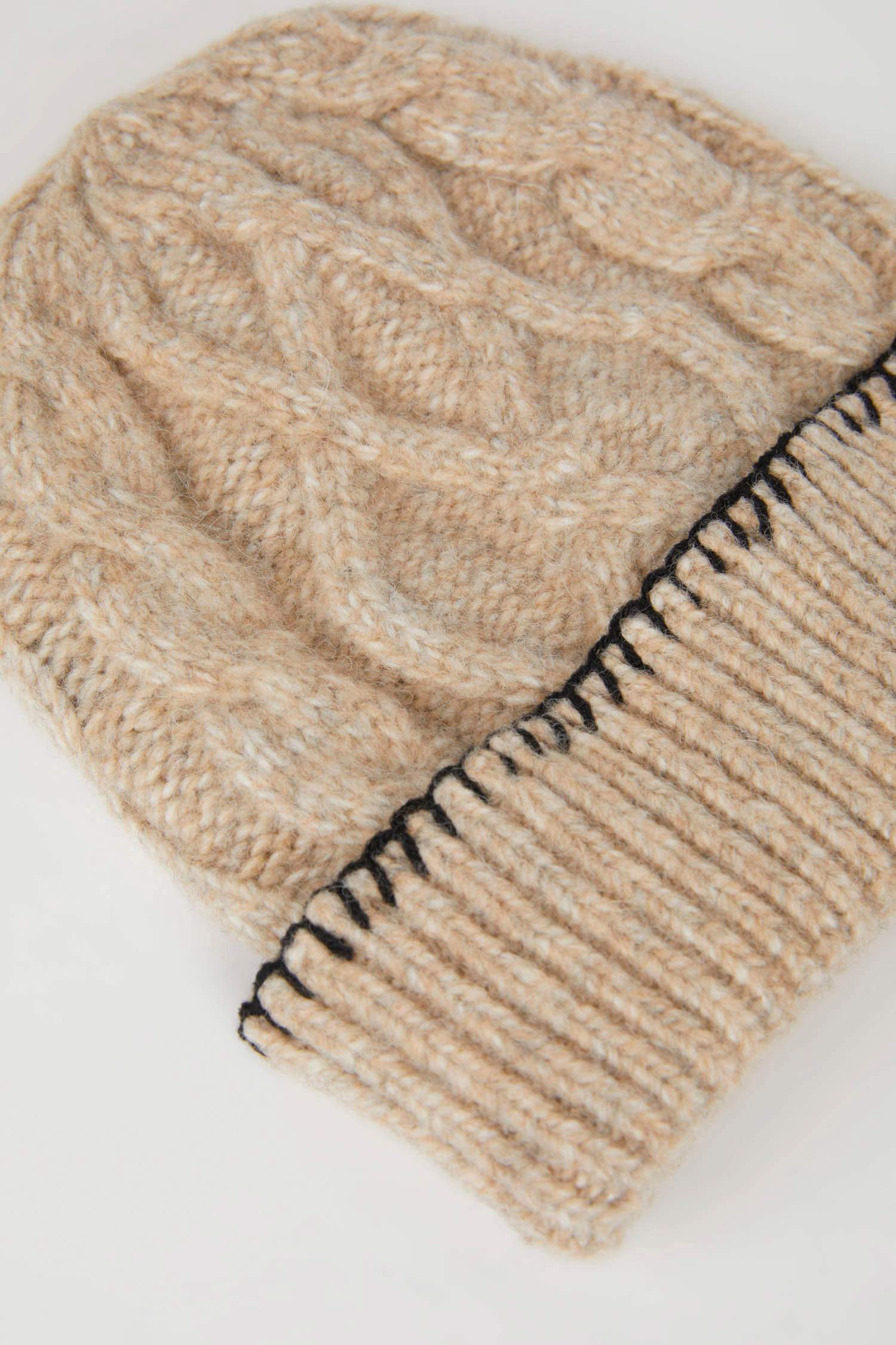 Knitted Patterned Ladies' Beret