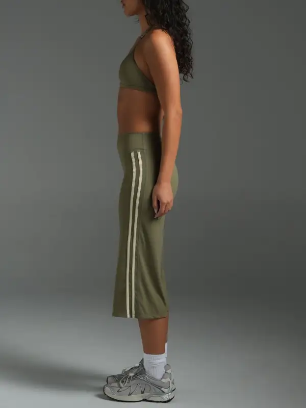 Modern Wide-Leg Striped Scrunch-Detail Sculpting Capri Leggings
