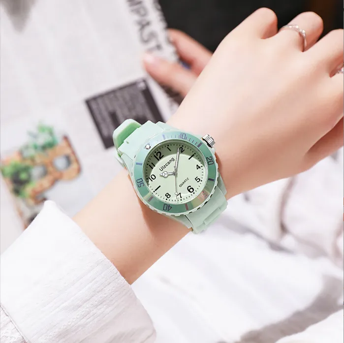 Fresh Style Waterproof Shock Resistant Sports Watch for Students