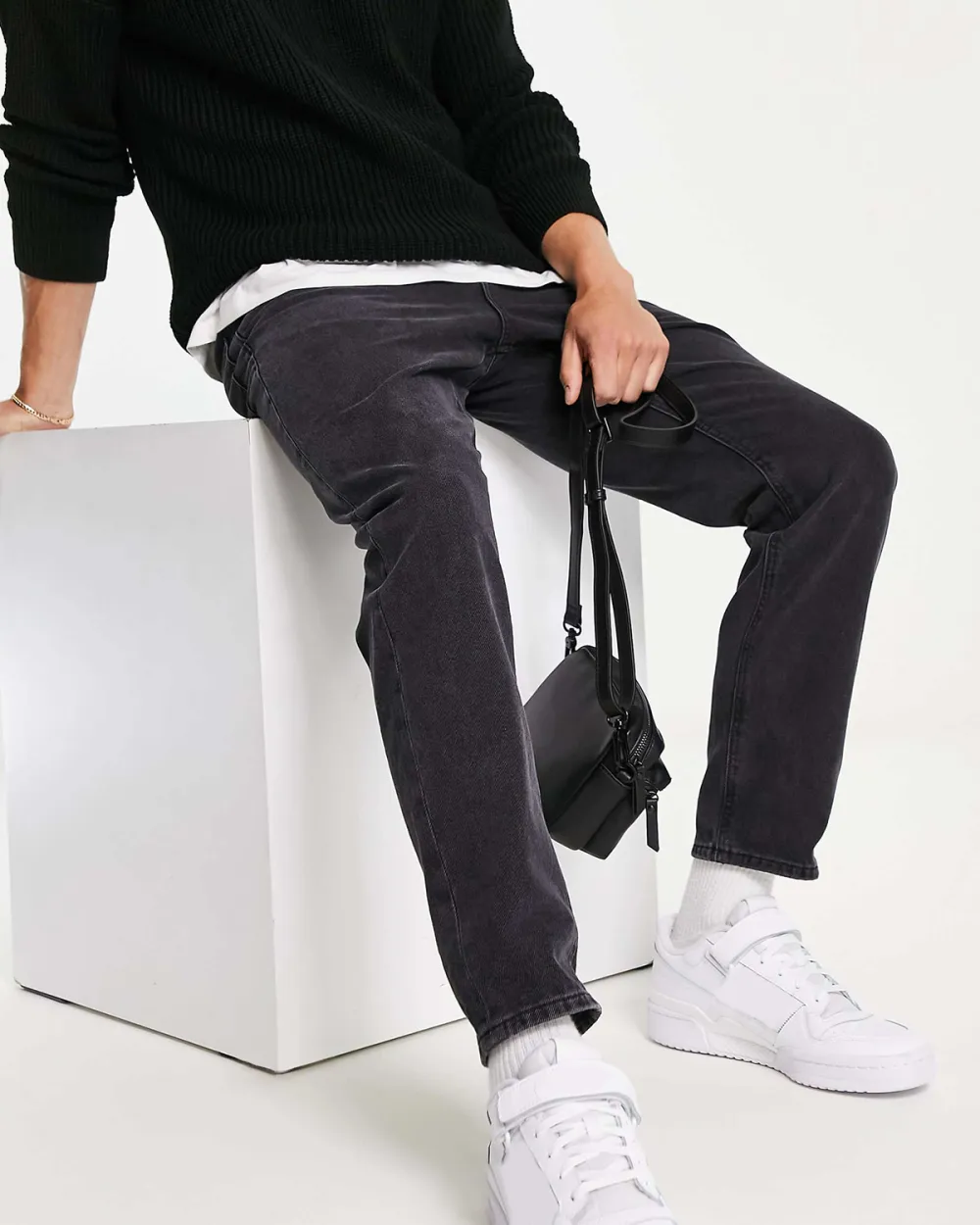 Tapered Jeans In Washed Black