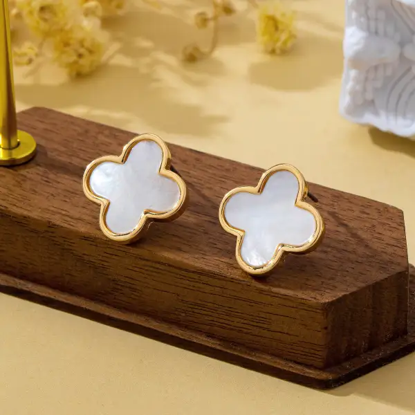 Mother Of Pearl Clover Stud