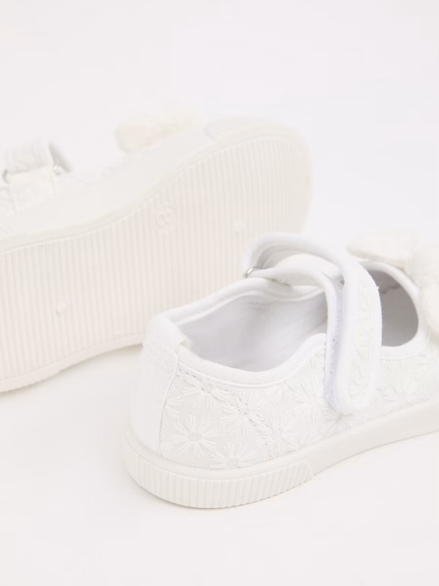 White Embroidered Flower Mary Jane Shoes detail 2