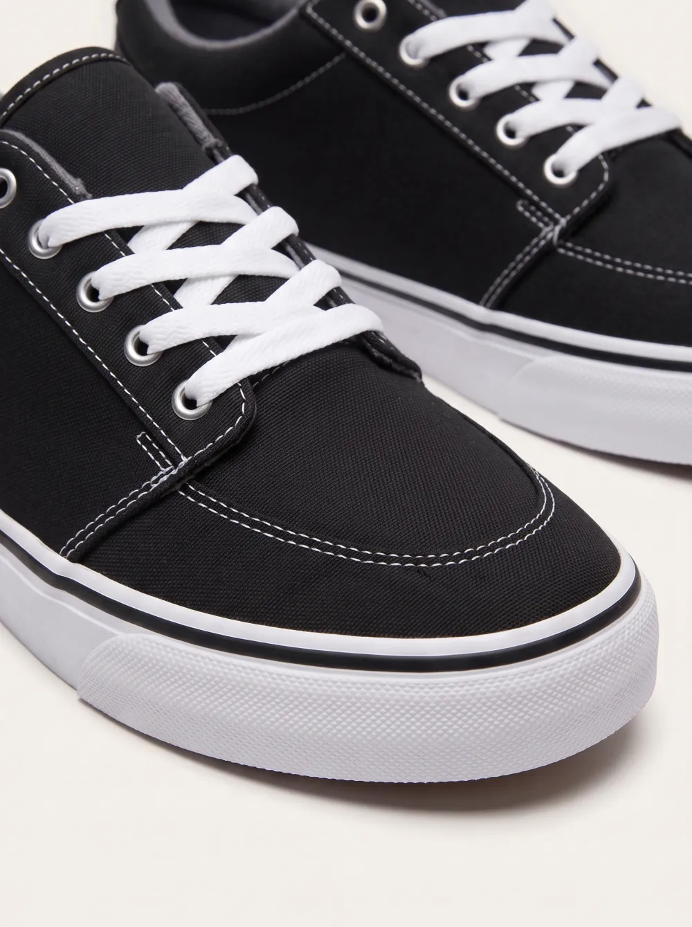 Low-Top Contrast-Detail Minimalist Men's Canvas Casual Sneakers