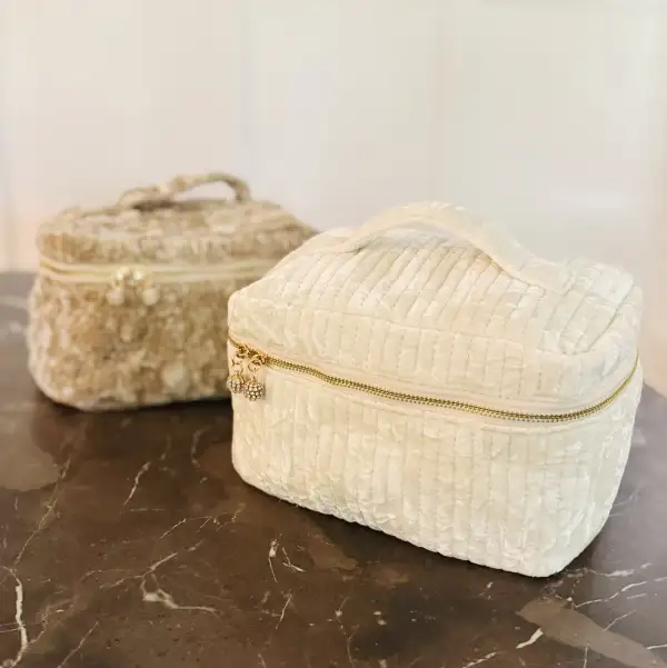 Quilted Velvet Vanity Case – Spacious Vintage-Inspired Cosmetic Bag with Handle & Jeweled Zipper Pulls