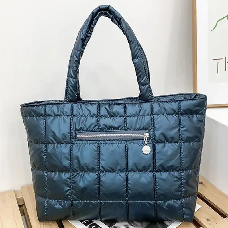 Chic Essential: High-Capacity Fashionable Women’s Tote