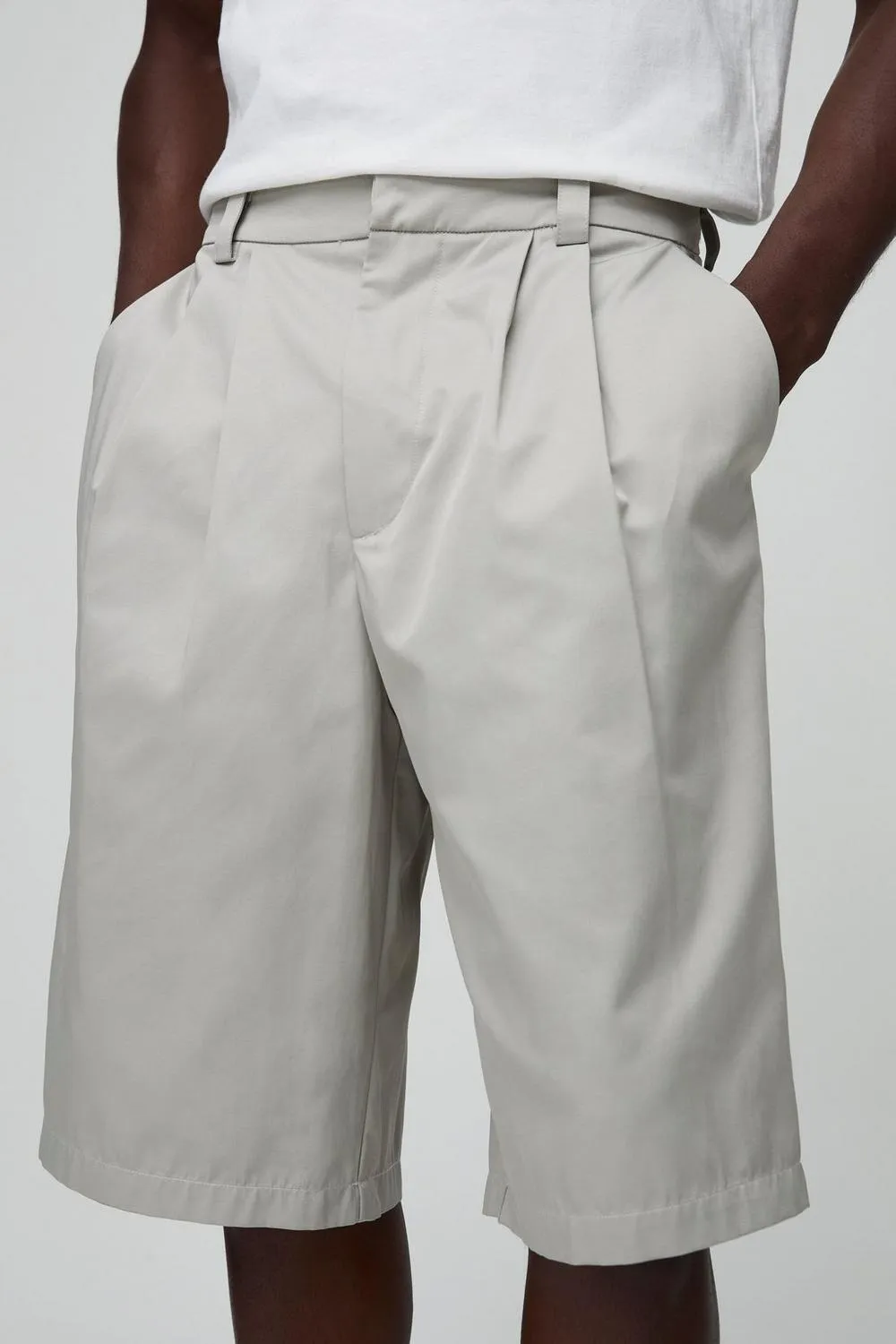 Relaxed Fit Fixed Waistband Pleat Detail Short