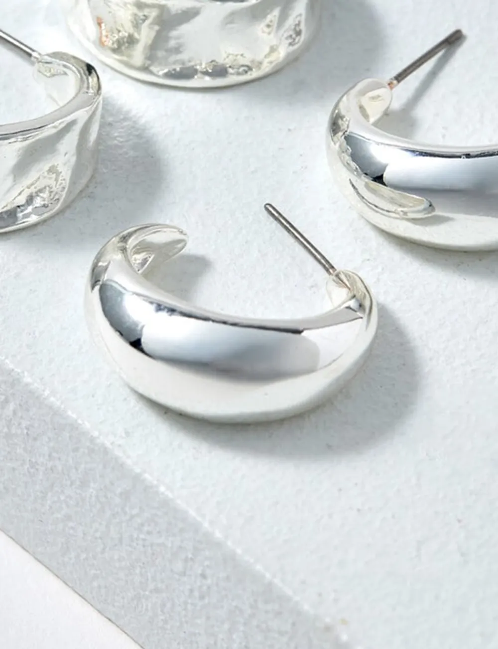 Three-Piece Earrings With Geometric Minimalist Lines