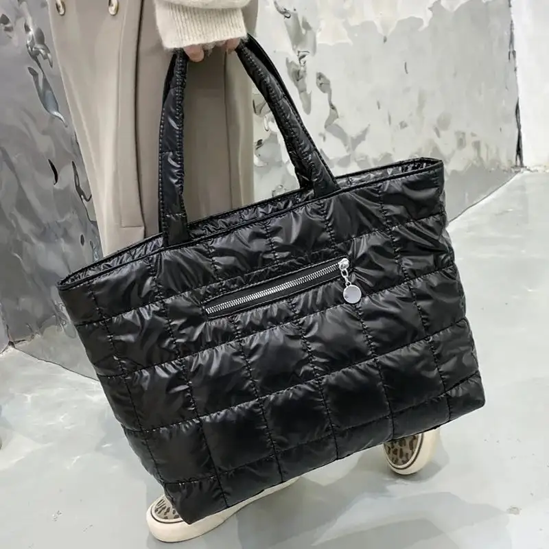 Chic Essential: High-Capacity Fashionable Women’s Tote