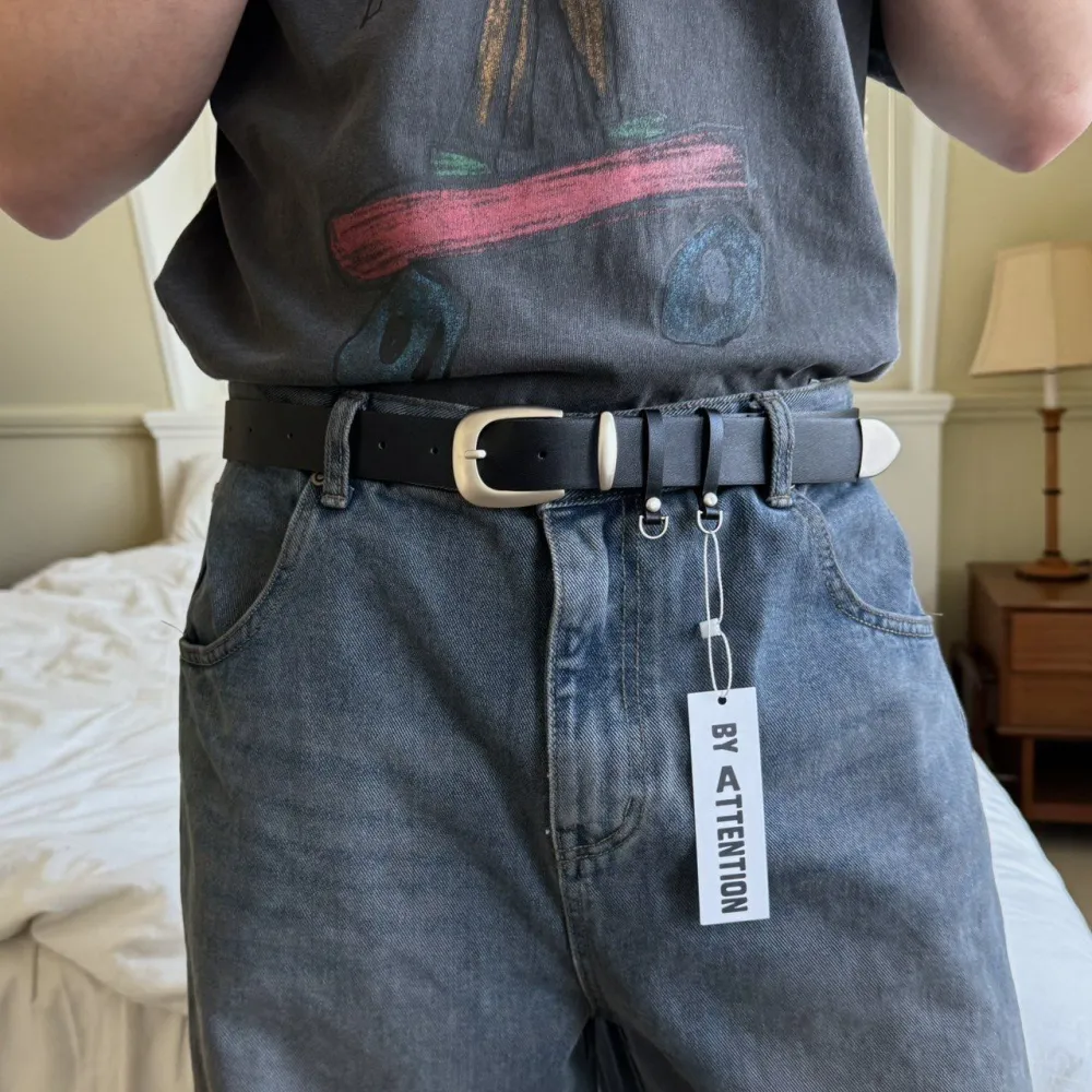 Sleek Buckle Clean Leather Belt
