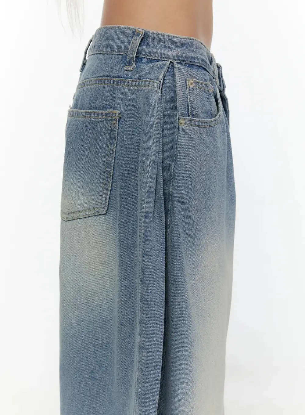 Low-Waisted Pintuck Baggy Jeans