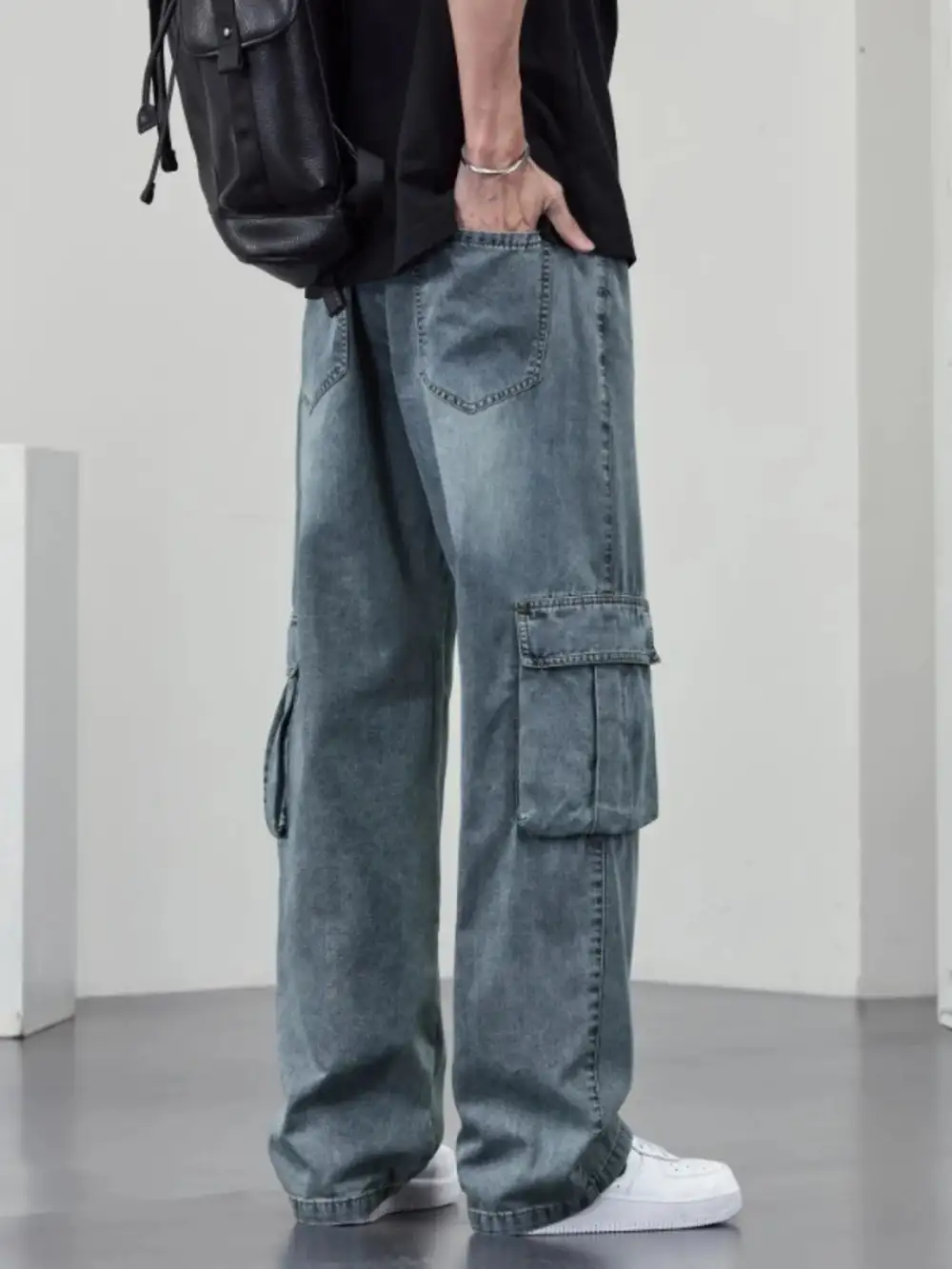 Relaxed Wide Leg Cargo Jeans