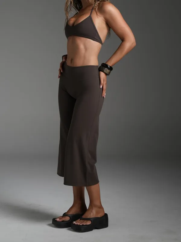Modern Wide-Leg Scrunch-Detail Sculpting Capri Leggings