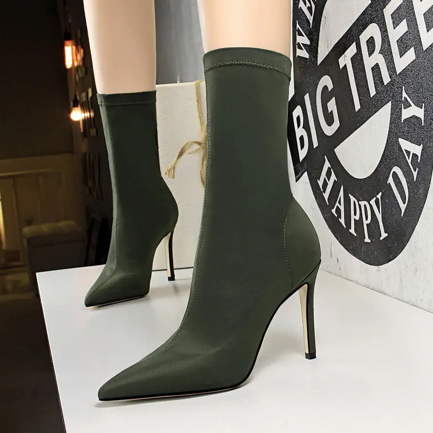 Contemporary Pointed-Toe Classic Pumps
