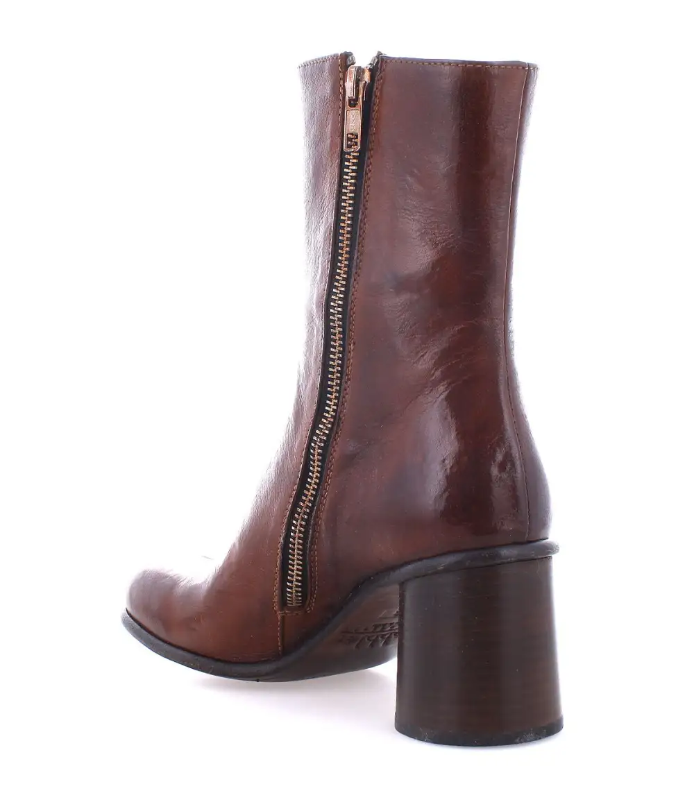 Square-Toe Distressed Heritage Everyday Boots