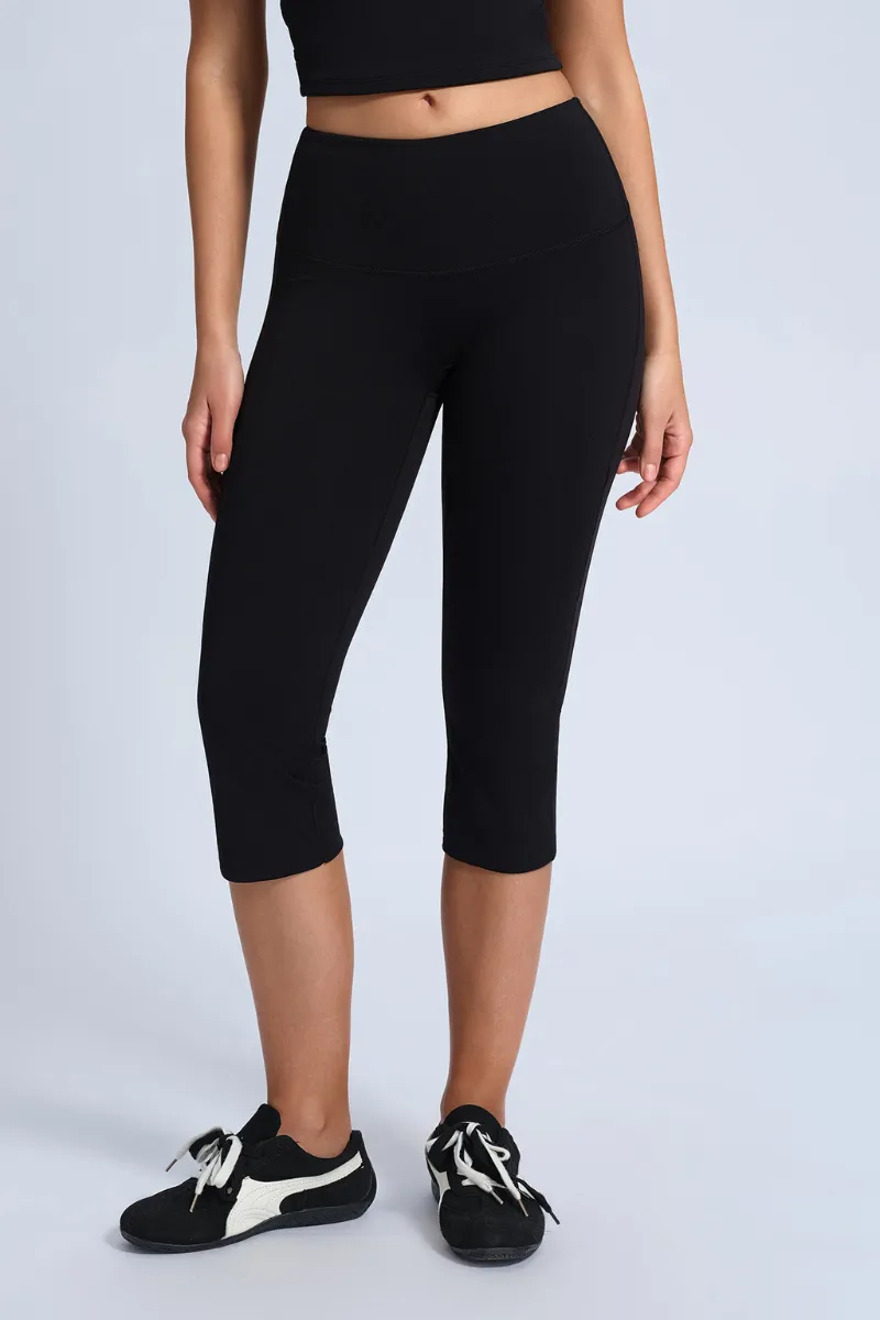 Sculpting Slim-Fit Capri Leggings