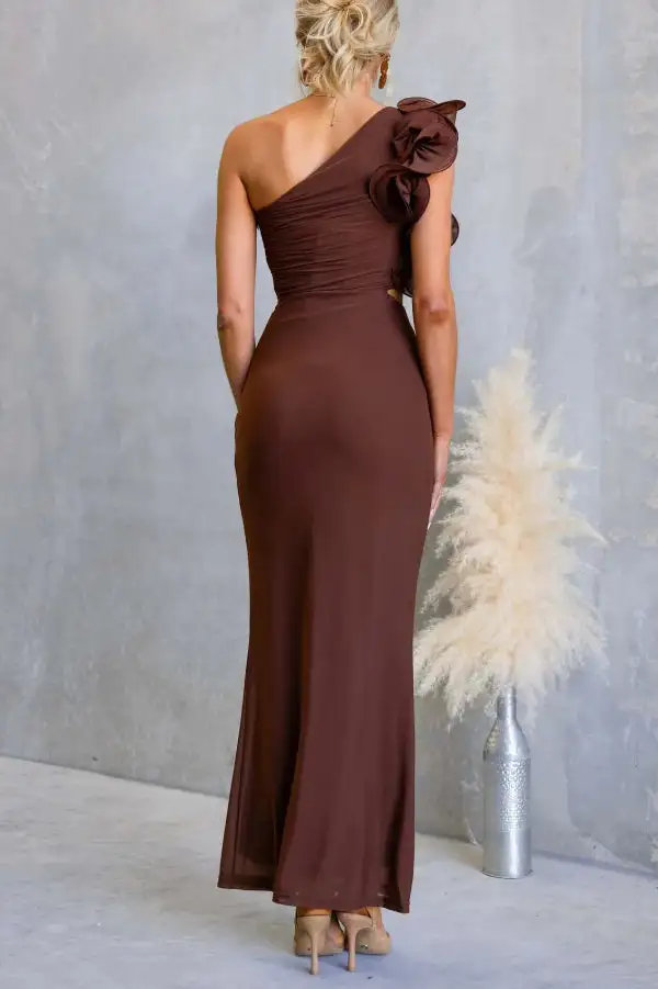 Sophisticated Sleeveless And Flowing Maxi Skirt
