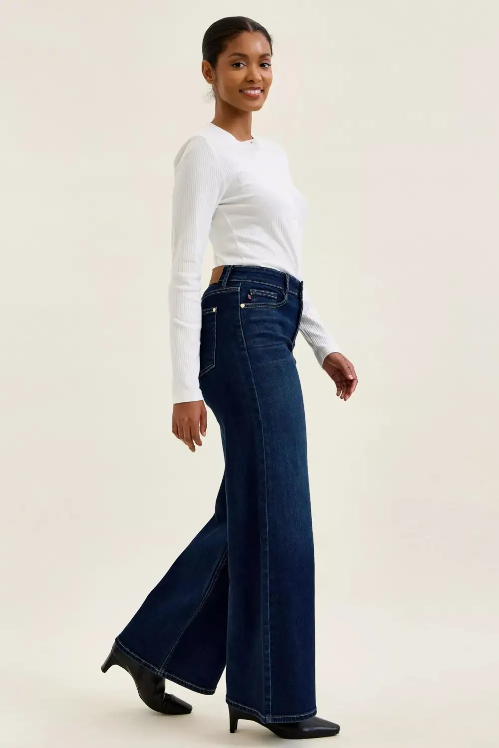 Relaxed Shape Denim High Rise Wide Leg Pocketed Jeans