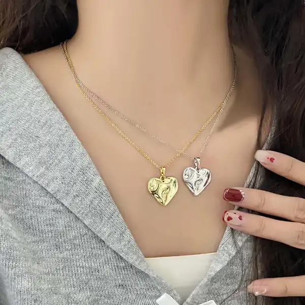 Refined Detail Pendant Necklace