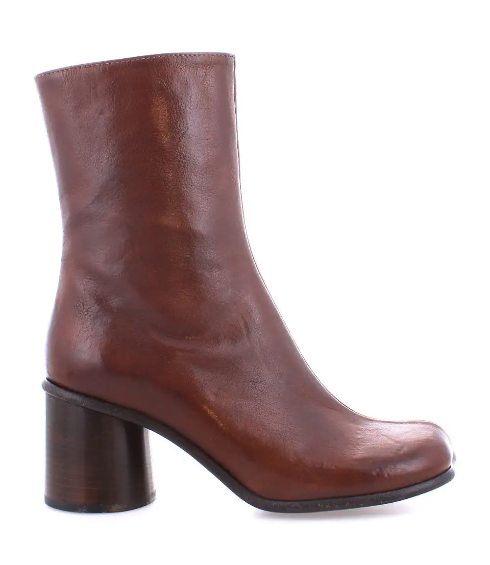 Square-Toe Distressed Heritage Everyday Boots