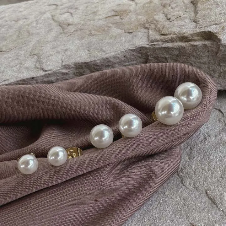 Fine Pearls Earrings