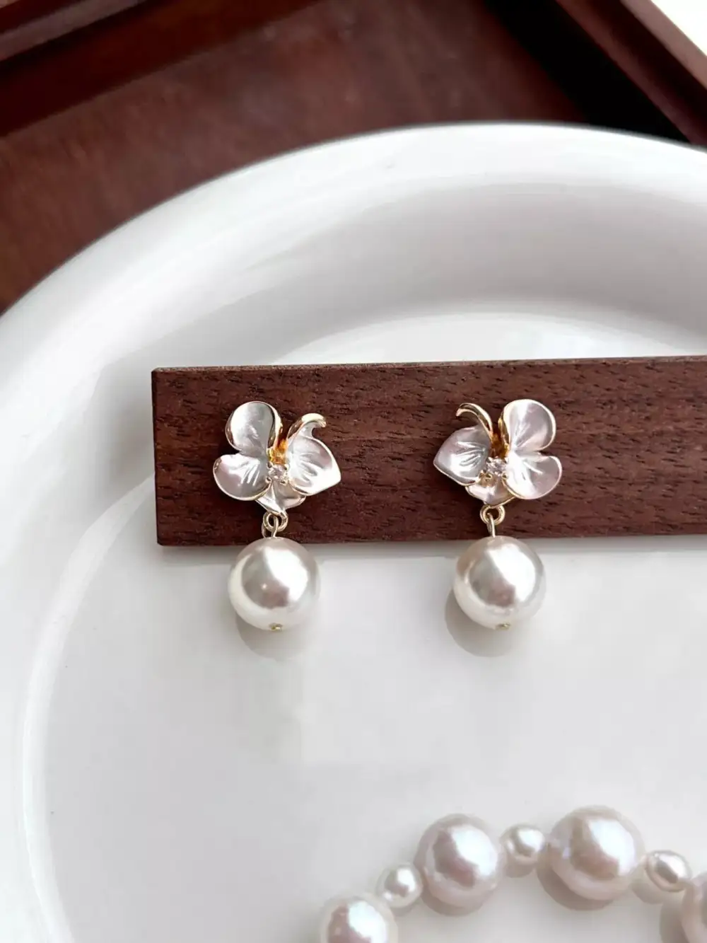 Women's Floral Pearl Drop Earrings
