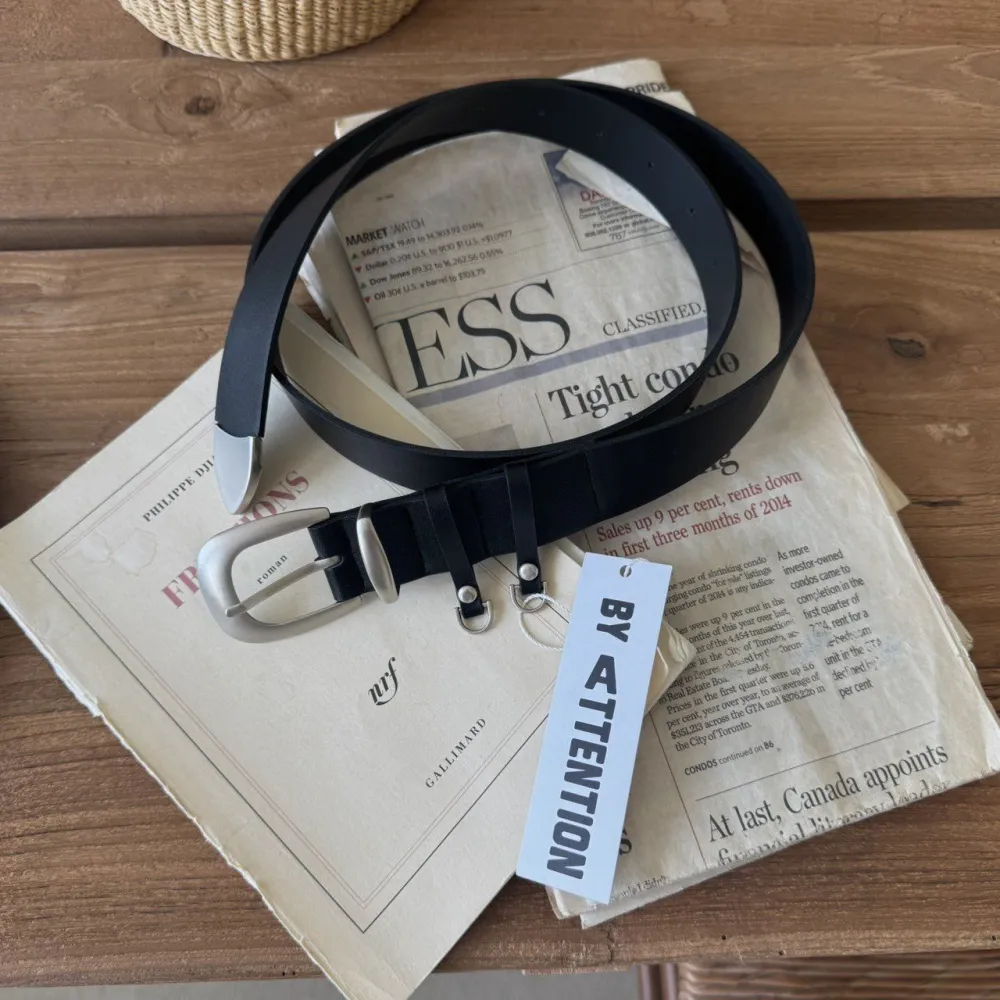 Sleek Buckle Clean Leather Belt