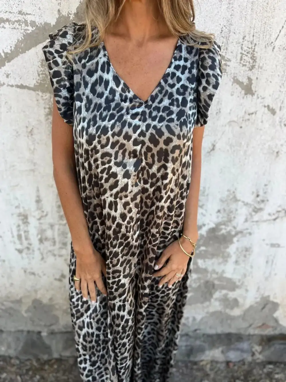 Plus Size V Neck Cap Sleeve Accessory